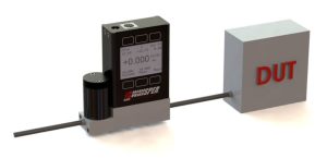 Ett precisionsmätinstrument märkt "kistler" kopplat till en grå låda märkt "dut" via en metallstav.