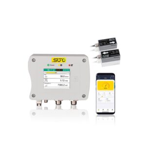 SUTO S461 flödesmätare med digital display, extern sensor och mobilappgränssnitt, allt isolerat på en vit bakgrund.