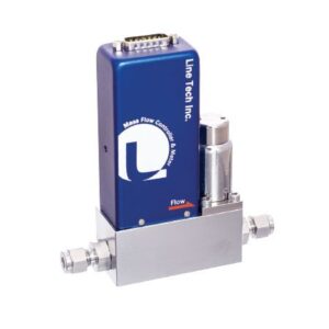En blå och silver Line Tech MDC med slanganslutningar, märkt "lincal inc. mass flow controller - gas & liquid".