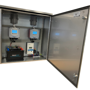 BCS-XP315 elektrisk kontrollpanel med to blågrå enheter montert på innsiden, diverse ledningstilkoblinger og en åpen metalldør.