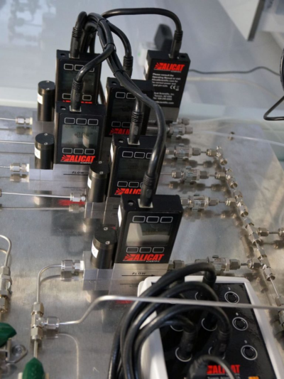 Flere xlr-lydgrensesnitt og kabler på et metallstativ, merket med "zaucat" på kroppen.
