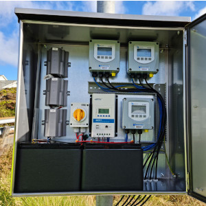 LEAKCELL LC322 med tre ultraljudsflödesmätare, batterier och solpaneler.
