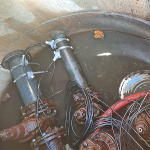 Tre par ultraljudssensorer för flöde installerade på vattenrör.