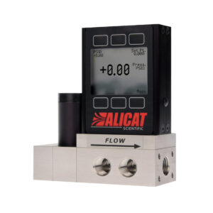 Elektronisk flödesmätare med en digital display och en metallbas, märkt med "alicat scientific" och "flow.