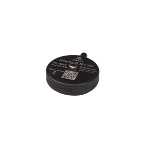 Svart puckformad elektronisk enhet med qr-koder och text, inklusive "neuron v13.60 915" och "made in norway", på vit bakgrund.