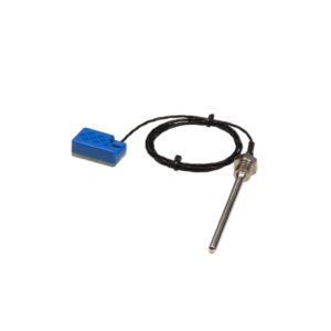 Temperaturgivare med metallsond, ansluten kabel och blått kopplingsblock på vit bakgrund.