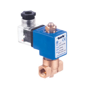 En industriell magnetventil med produktspecifikationer på en blå etikett, med mässingsbeslag och en transparent mätare.